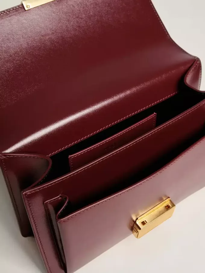 Bolso Venezia en piel bordada burdeos con detalles dorados