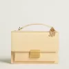 Bolso Venezia en piel con estampado pitón beige y detalles dorados. Bolso Venezia en piel con estampado pitón beige y detalles dorados.