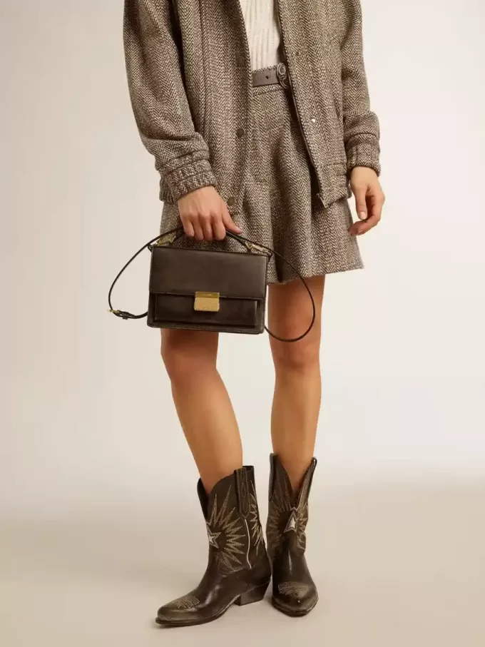 Bolso Venezia en piel envejecida negra con detalles dorados Bolso Venezia en piel envejecida negra con detalles dorados