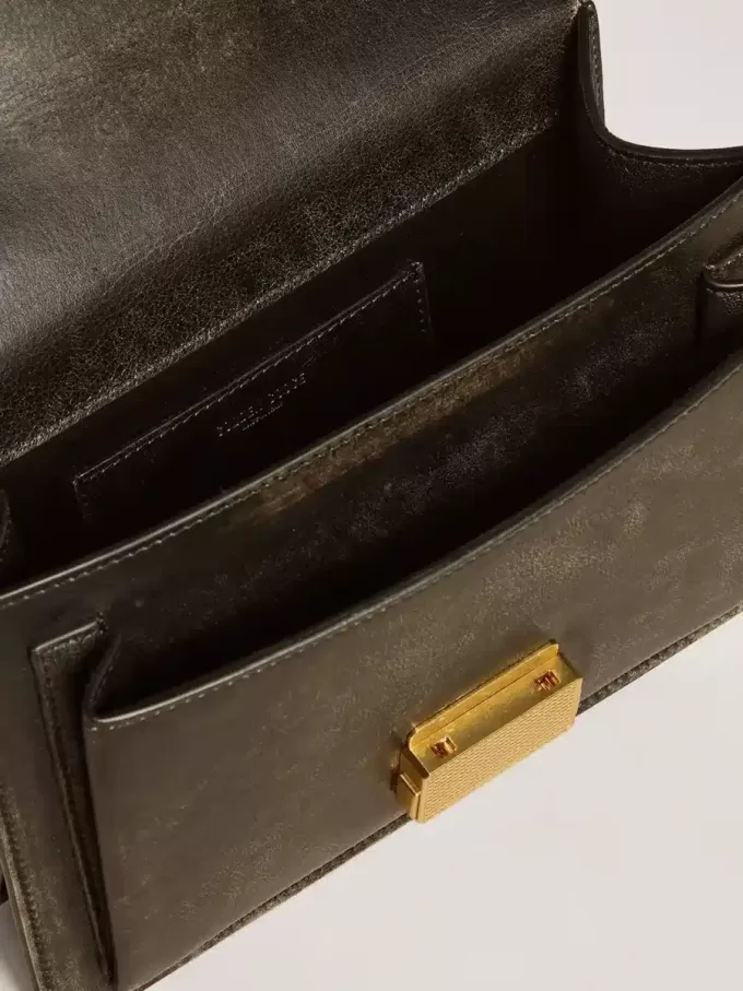 Bolso Venezia en piel envejecida negra con detalles dorados Bolso Venezia en piel envejecida negra con detalles dorados