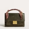 Bolso Venezia en piel envejecida negra con detalles dorados Bolso Venezia en piel envejecida negra con detalles dorados