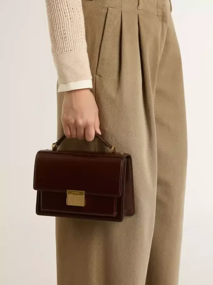 Bolso Venezia en piel laminada marrón oscuro con detalles dorados Bolso Venezia en piel laminada marrón oscuro con detalles dorados