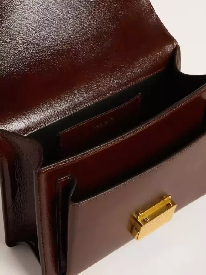 Bolso Venezia en piel laminada marrón oscuro con detalles dorados Bolso Venezia en piel laminada marrón oscuro con detalles dorados