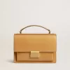 Bolso Venezia en piel repujada amarillo ocre con detalles dorados