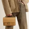 Bolso Venezia en piel repujada amarillo ocre con detalles dorados