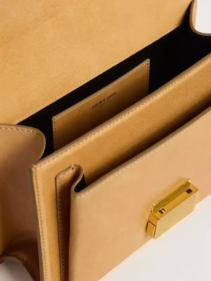 Bolso Venezia en piel repujada amarillo ocre con detalles dorados