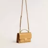 Bolso Venezia en piel repujada amarillo ocre con detalles dorados