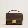 Bolso Venezia en piel vintage marrón oscuro repujada con detalles dorados Bolso Venezia en piel vintage marrón oscuro repujada con detalles dorados