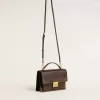Bolso Venezia en piel vintage marrón oscuro repujada con detalles dorados Bolso Venezia en piel vintage marrón oscuro repujada con detalles dorados