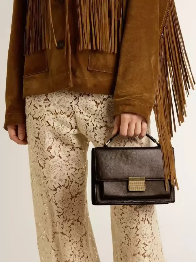 Bolso Venezia en piel vintage marrón oscuro repujada con detalles dorados Bolso Venezia en piel vintage marrón oscuro repujada con detalles dorados