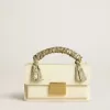 Bolso Venezia pequeño en piel acolchada color mantequilla con pañuelo trenzado. Bolso Venezia pequeño en piel acolchada color mantequilla con pañuelo trenzado.