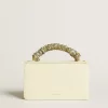 Bolso Venezia pequeño en piel acolchada color mantequilla con pañuelo trenzado. Bolso Venezia pequeño en piel acolchada color mantequilla con pañuelo trenzado.