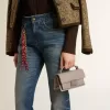 Bolso Venezia pequeño en piel beige con detalles dorados Bolso Venezia pequeño en piel beige con detalles dorados