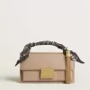 Bolso Venezia pequeño en piel beige con detalles dorados Bolso Venezia pequeño en piel beige con detalles dorados