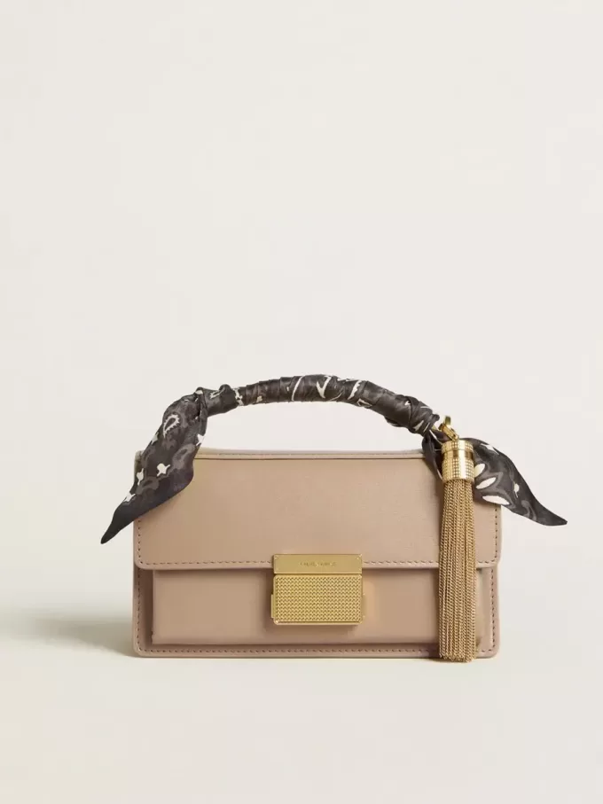 Bolso Venezia pequeño en piel beige con detalles dorados Bolso Venezia pequeño en piel beige con detalles dorados