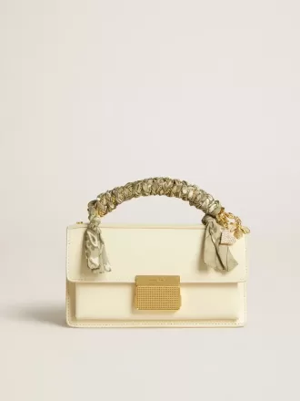 Bolso Venezia pequeño en piel color mantequilla con bufanda trenzada y doble charm.