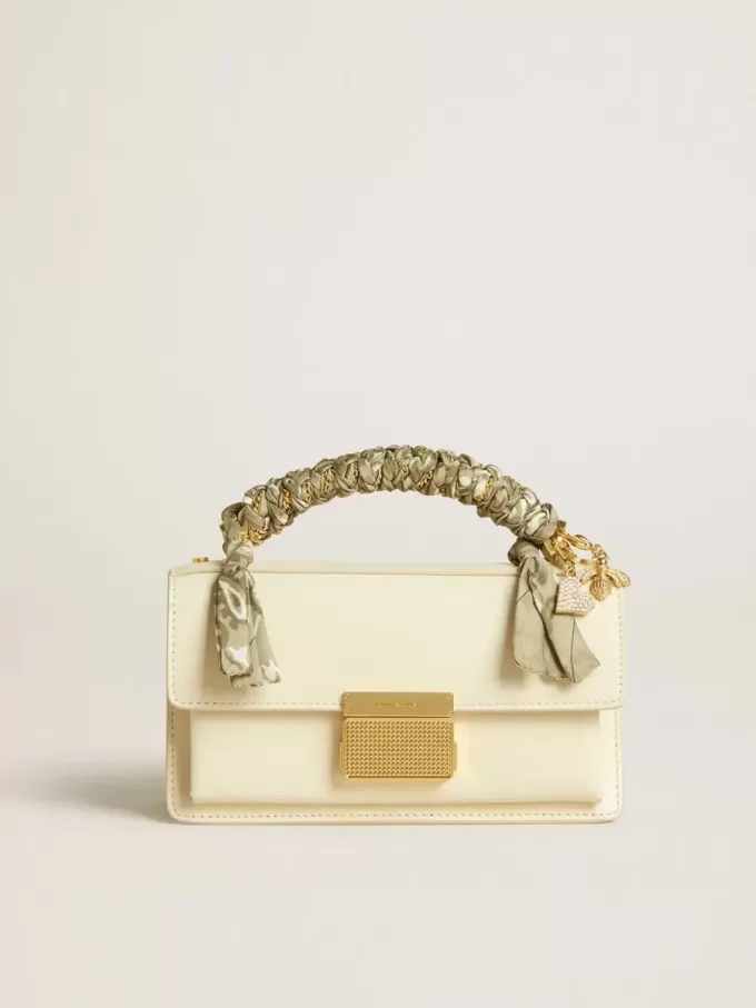 Bolso Venezia pequeño en piel color mantequilla con bufanda trenzada y doble charm. Bolso Venezia pequeño en piel color mantequilla con bufanda trenzada y doble charm.