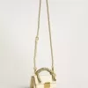 Bolso Venezia pequeño en piel color mantequilla con bufanda trenzada y doble charm. Bolso Venezia pequeño en piel color mantequilla con bufanda trenzada y doble charm.