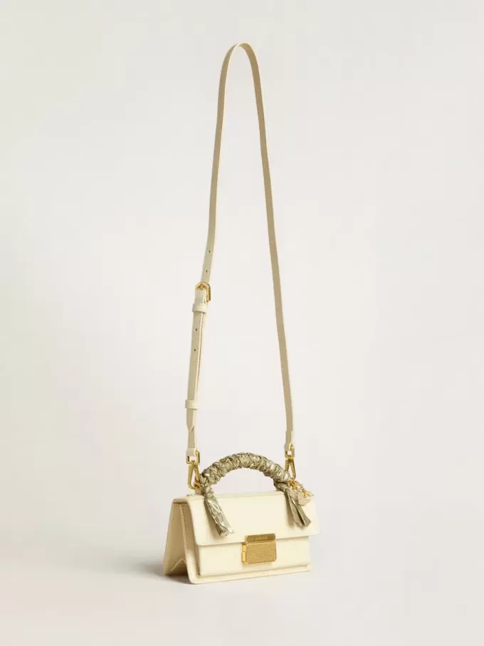 Bolso Venezia pequeño en piel color mantequilla con bufanda trenzada y doble charm. Bolso Venezia pequeño en piel color mantequilla con bufanda trenzada y doble charm.