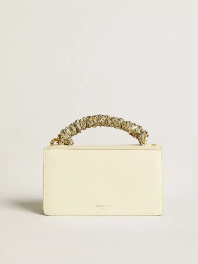 Bolso Venezia pequeño en piel color mantequilla con bufanda trenzada y doble charm. Bolso Venezia pequeño en piel color mantequilla con bufanda trenzada y doble charm.
