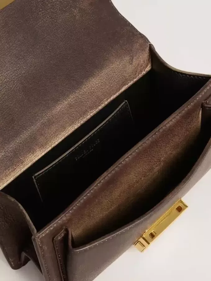 Bolso Venezia pequeño en piel marrón oscuro con hebilla dorada Bolso Venezia pequeño en piel marrón oscuro con hebilla dorada
