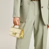Bolso Venezia pequeño en piel metalizada dorada con detalles dorados. Bolso Venezia pequeño en piel metalizada dorada con detalles dorados.