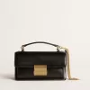 Bolso Venezia pequeño en piel negra con detalles dorados Bolso Venezia pequeño en piel negra con detalles dorados
