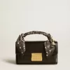 Bolso Venezia pequeño en piel negra con pañuelo de seda y charm Bolso Venezia pequeño en piel negra con pañuelo de seda y charm