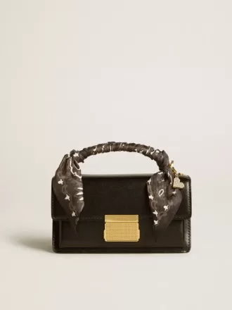 Bolso Venezia pequeño en piel negra con pañuelo de seda y charm Bolso Venezia pequeño en piel negra con pañuelo de seda y charm