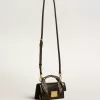 Bolso Venezia pequeño en piel negra con pañuelo de seda y charm Bolso Venezia pequeño en piel negra con pañuelo de seda y charm