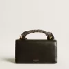 Bolso Venezia pequeño en piel negra con pañuelo de seda y charm Bolso Venezia pequeño en piel negra con pañuelo de seda y charm