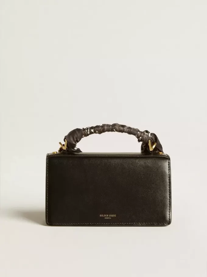 Bolso Venezia pequeño en piel negra con pañuelo de seda y charm Bolso Venezia pequeño en piel negra con pañuelo de seda y charm