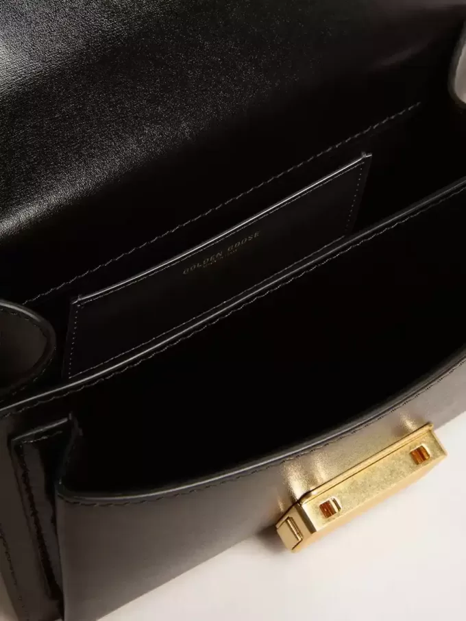 Bolso Venezia pequeño en piel negra con pañuelo de seda y charm Bolso Venezia pequeño en piel negra con pañuelo de seda y charm