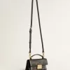 Bolso Venezia pequeño en piel negra desgastada con detalles dorados. Bolso Venezia pequeño en piel negra desgastada con detalles dorados.