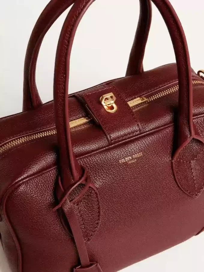 Bolso Vita en piel burdeos con detalles dorados Bolso Vita en piel burdeos con detalles dorados