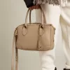 Bolso Vita en piel color topo con detalles dorados Bolso Vita en piel color topo con detalles dorados