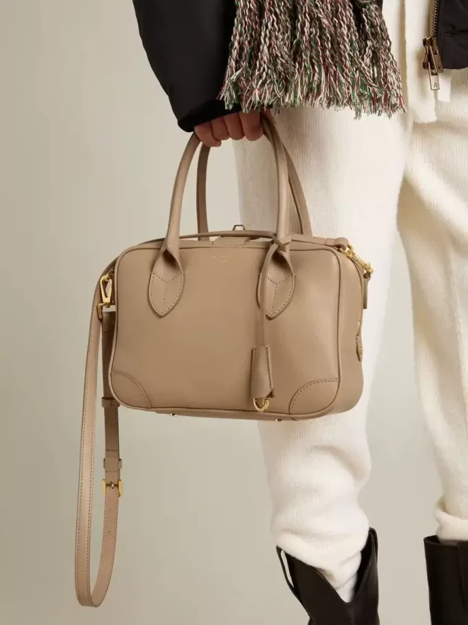 Bolso Vita en piel color topo con detalles dorados Bolso Vita en piel color topo con detalles dorados