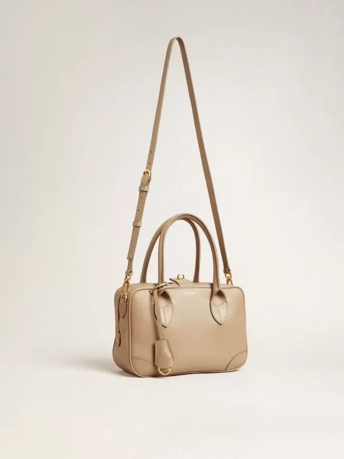 Bolso Vita en piel color topo con detalles dorados Bolso Vita en piel color topo con detalles dorados
