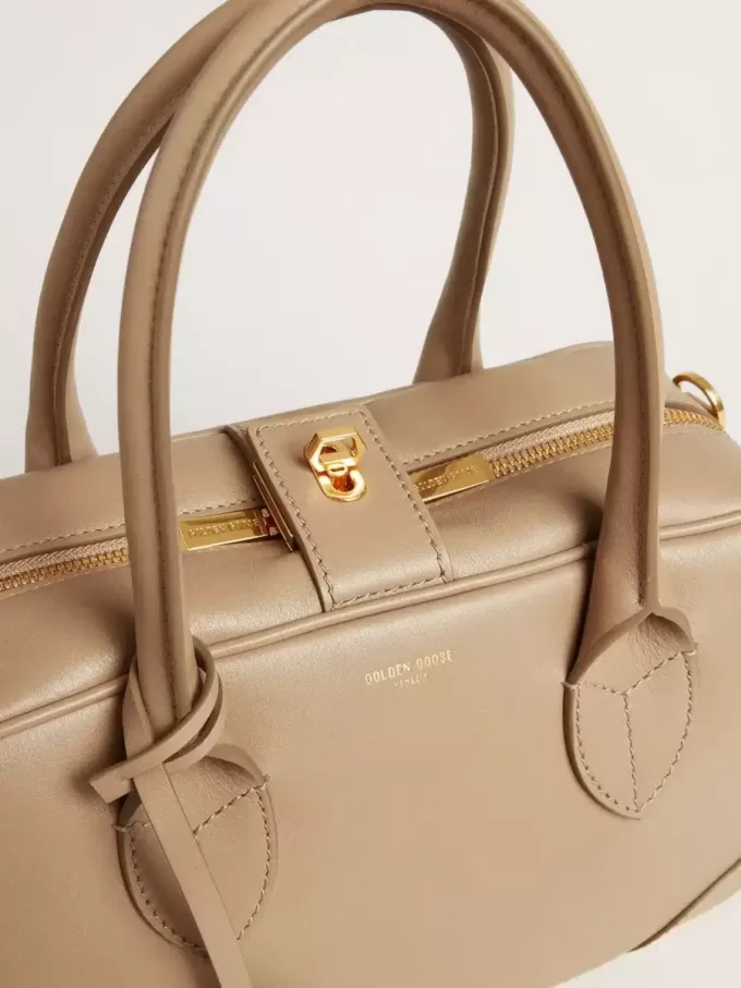 Bolso Vita en piel color topo con detalles dorados Bolso Vita en piel color topo con detalles dorados