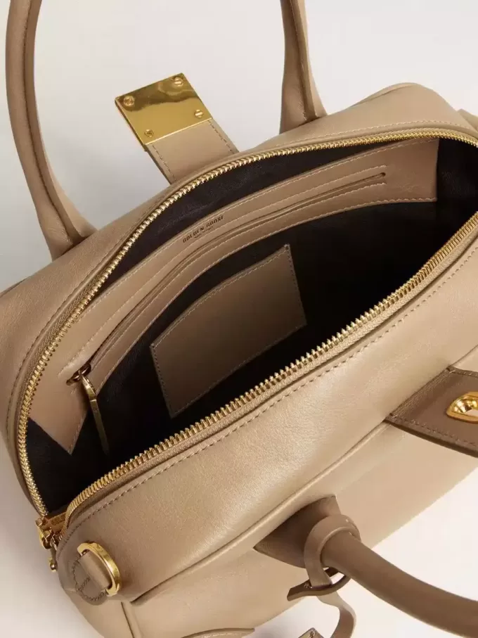 Bolso Vita en piel color topo con detalles dorados Bolso Vita en piel color topo con detalles dorados
