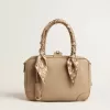 Bolso Vita en piel color topo con detalles dorados Bolso Vita en piel color topo con detalles dorados