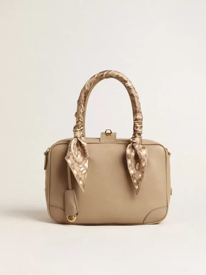 Bolso Vita en piel color topo con detalles dorados Bolso Vita en piel color topo con detalles dorados