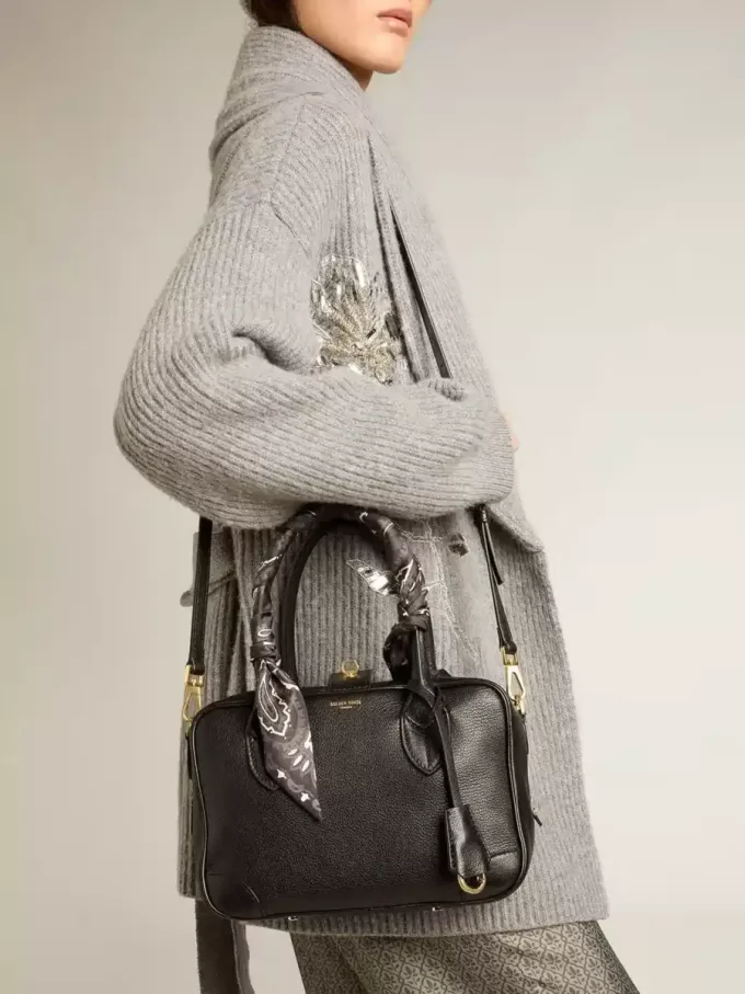 Bolso Vita en piel de oveja negra con detalles dorados