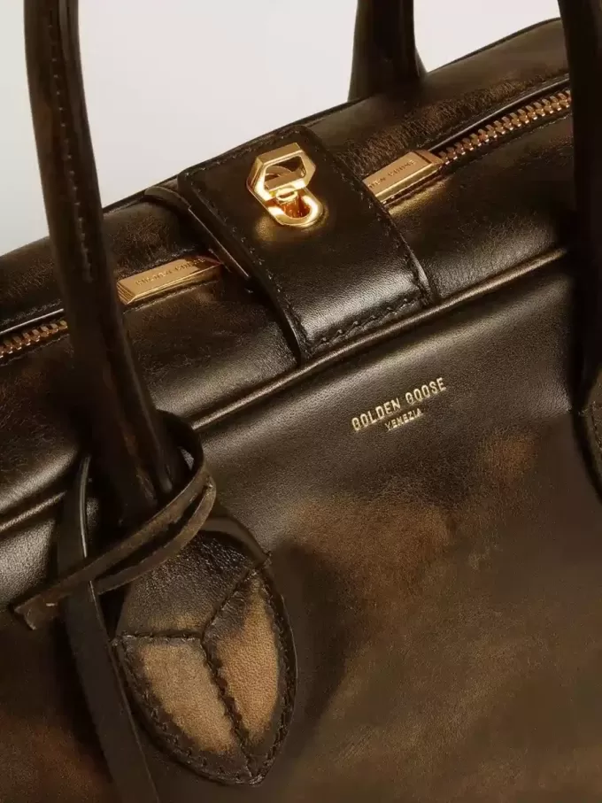 Bolso Vita en piel envejecida negra con detalles dorados Bolso Vita en piel envejecida negra con detalles dorados