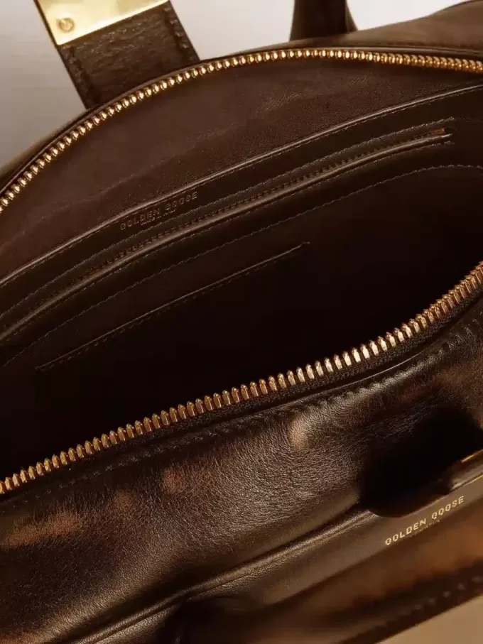 Bolso Vita en piel envejecida negra con detalles dorados Bolso Vita en piel envejecida negra con detalles dorados