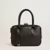 Bolso Vita en piel lisa negra con detalles dorados Bolso Vita en piel lisa negra con detalles dorados