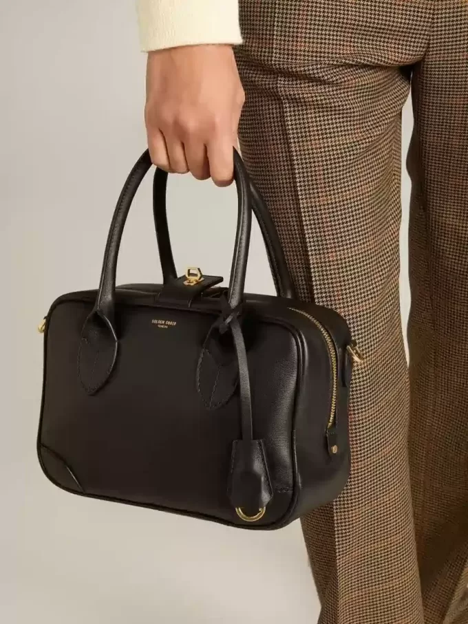 Bolso Vita en piel lisa negra con detalles dorados Bolso Vita en piel lisa negra con detalles dorados
