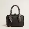 Bolso Vita en piel lisa negra con detalles dorados Bolso Vita en piel lisa negra con detalles dorados