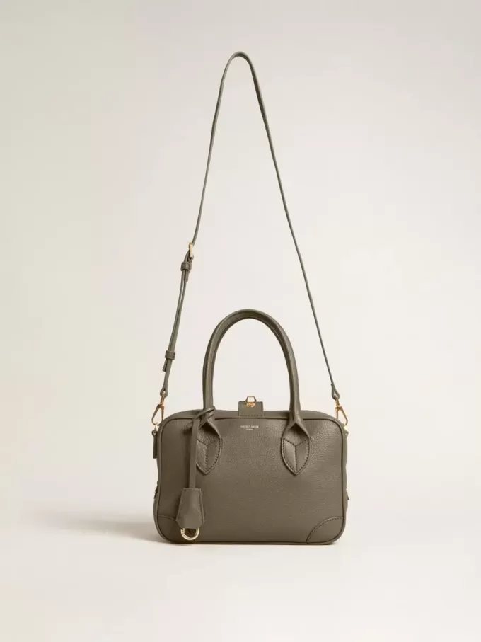 Bolso Vita en piel verde salvia con detalles dorados Bolso Vita en piel verde salvia con detalles dorados