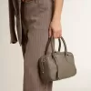 Bolso Vita en piel verde salvia con detalles dorados Bolso Vita en piel verde salvia con detalles dorados